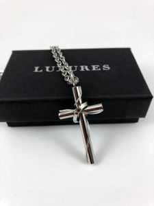 男性の魅力を引き出す！LUXURES十字架ネックレスのご紹介